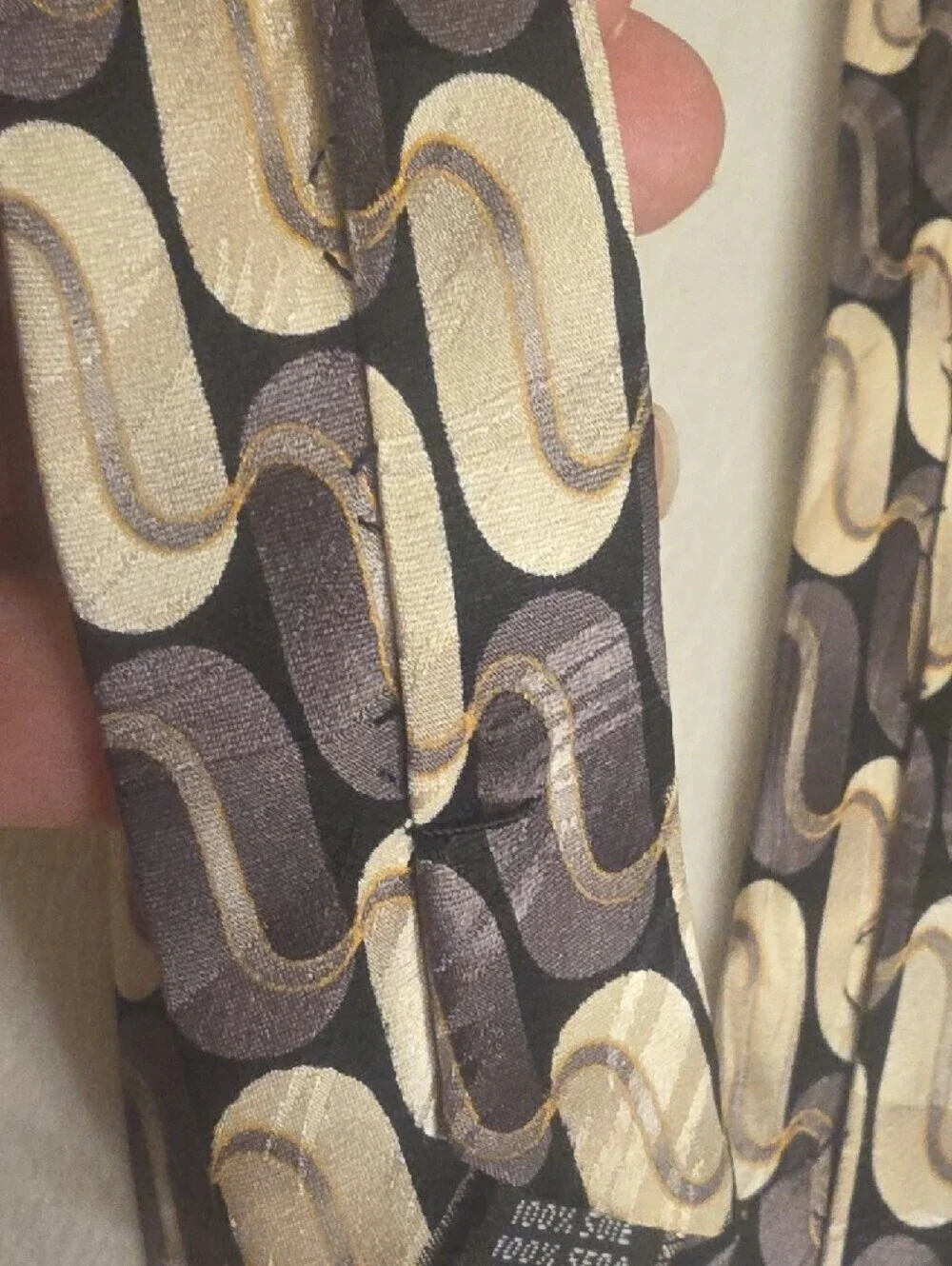 Di MoGGio Silk Hand Made Black and Gold Wave-Pattern Men's Tie 4 Inches Wide